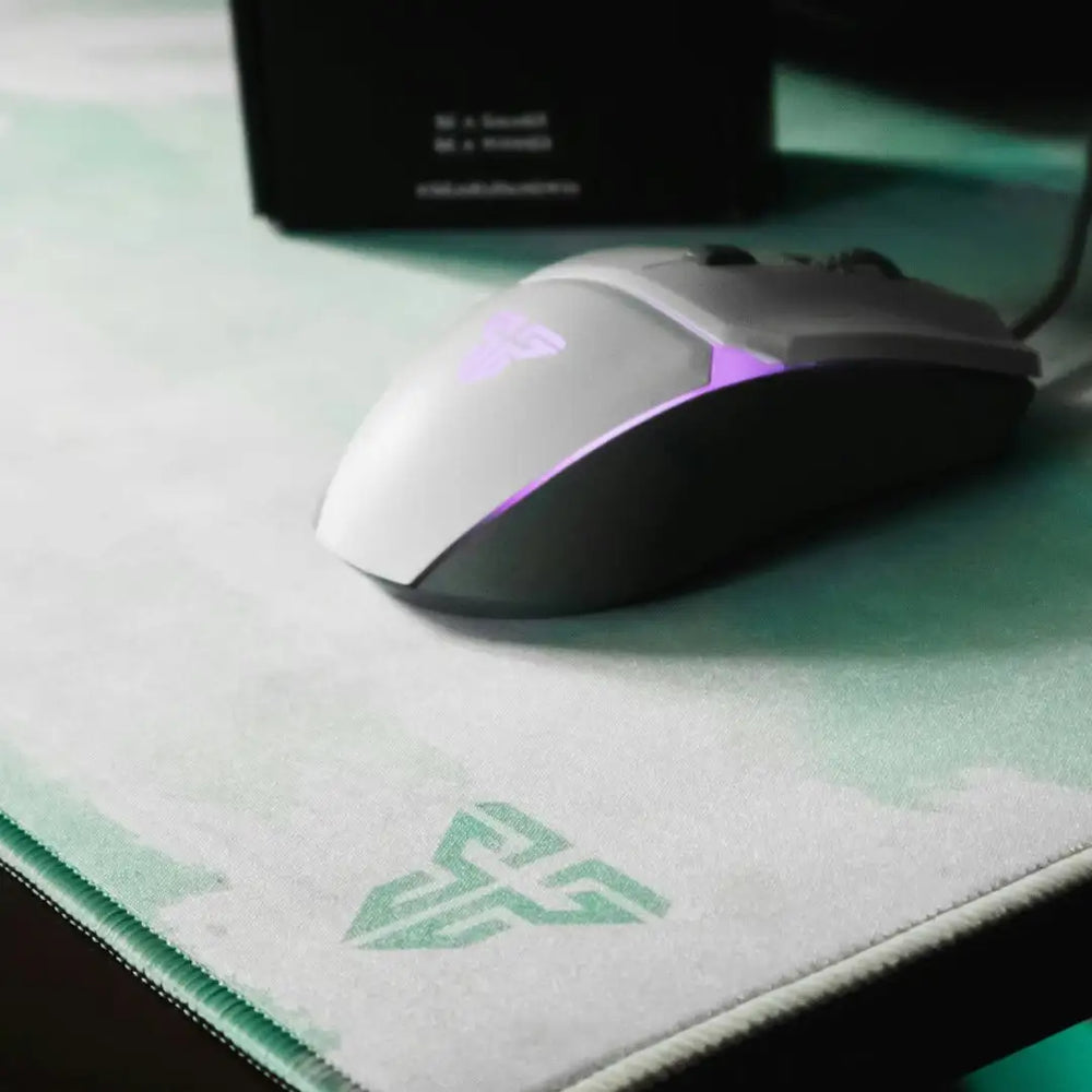 Une souris de gaming élégante blanche et noire avec des accents d'éclairage LED violet.
